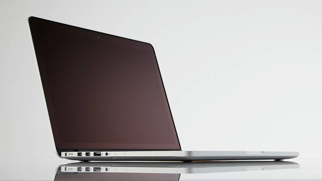 Em 2012, o Macbook Pro foi o primeiro computador da Apple a receber a tela Retina, usada no iPad Em 2012, o Macbook Pro foi o primeiro computador da Apple a receber a tela Retina, usada no iPad