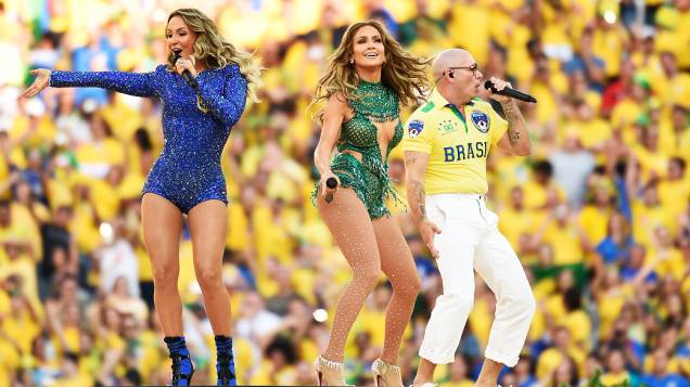 Os cantores Claudia Leitte, Pitbull e Jennifer Lopez durante a cerimônia de abertura da Copa do Mundo no Itaquerão, em São Paulo Os cantores Claudia Leitte, Pitbull e Jennifer Lopez durante a cerimônia de abertura da Copa do Mundo no Itaquerão, em São Paulo