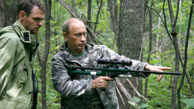 Vladimir Putin com uma arma de tranquilizantes durante visita a Academia de Ciências Ussuri, na Rússia, em agosto de 2008 Vladimir Putin com uma arma de tranquilizantes durante visita a Academia de Ciências Ussuri, na Rússia, em agosto de 2008