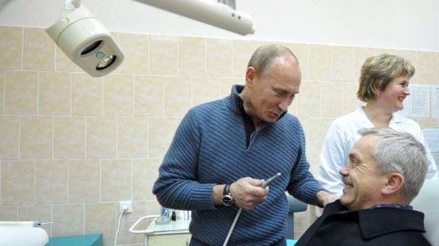 Vladimir Putin brinca com Yevgeny Savchenko, governador de Belgorod, em uma sala de odontologia em novembro de 2011 Vladimir Putin brinca com Yevgeny Savchenko, governador de Belgorod, em uma sala de odontologia em novembro de 2011