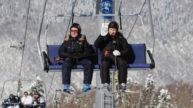 Dimitri Medvedev e Vladimir Putin visitam o resort Rosa Khutor no sul da Rússia durante a Copa Europeia de Esqui, em fevereiro de 2011 Dimitri Medvedev e Vladimir Putin visitam o resort Rosa Khutor no sul da Rússia durante a Copa Europeia de Esqui, em fevereiro de 2011