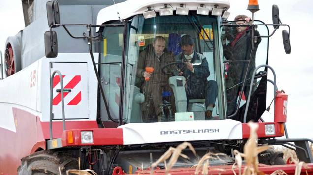 Vladimir Putin durante visita a uma fazenda no sul da Rússia em outubro de 2011 Vladimir Putin durante visita a uma fazenda no sul da Rússia em outubro de 2011