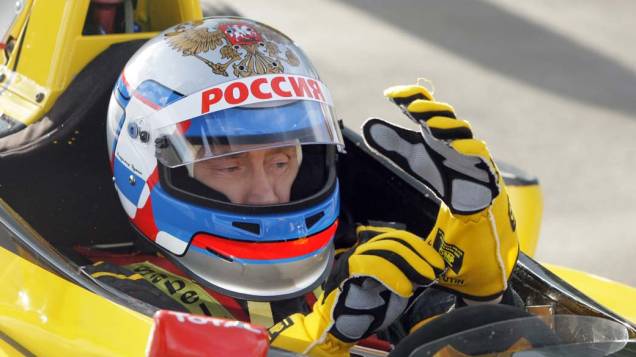 Vladimir Putin antes de conduzir um carro de corrida F1 em São Petersburgo em novembro de 2010 Vladimir Putin antes de conduzir um carro de corrida F1 em São Petersburgo em novembro de 2010