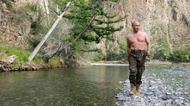 Vladimir Putin caminha ao longo do rio Khemchik na Sibéria em agosto de 2007 Vladimir Putin caminha ao longo do rio Khemchik na Sibéria em agosto de 2007