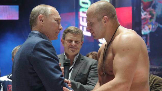 Vladimir Putin parabeniza o lutador de luta de artes marciais Fedor Emelianenko em Moscou, novembro de 2011 Vladimir Putin parabeniza o lutador de luta de artes marciais Fedor Emelianenko em Moscou, novembro de 2011