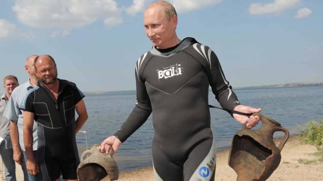Vladimir Putin carrega duas ânforas que encontrou enquanto mergulhava na Península de Taman na Rússia em agosto de 2011 Vladimir Putin carrega duas ânforas que encontrou enquanto mergulhava na Península de Taman na Rússia em agosto de 2011