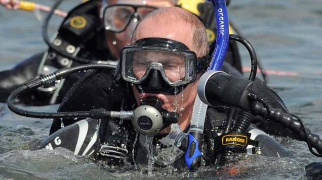Vladimir Putin após mergulhar na Península de Taman na Rússia em agosto de 2011 Vladimir Putin após mergulhar na Península de Taman na Rússia em agosto de 2011
