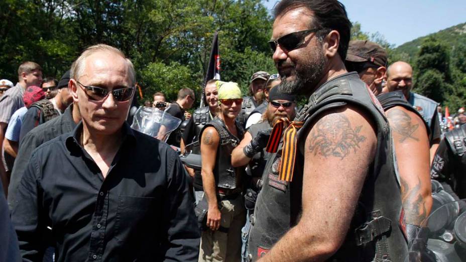 Vladimir Putin durante uma convenção internacional de motoqueiros na Ucrânia em julho de 2010