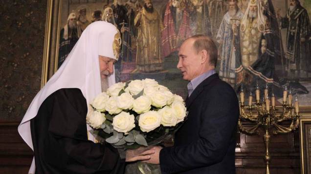 Vladimir Putin presenteia com flores Cirilo I, o bispo ortodoxo da Rússia, no seu 65º aniversário em Moscou, novembro de 2011 Vladimir Putin presenteia com flores Cirilo I, o bispo ortodoxo da Rússia, no seu 65º aniversário em Moscou, novembro de 2011
