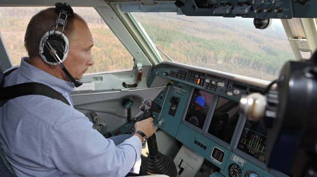 Vladimir Putin em aeronave que combate a incêndios na Rússia, agosto de 2010 Vladimir Putin em aeronave que combate a incêndios na Rússia, agosto de 2010