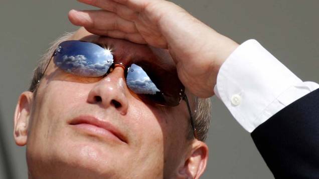 Vladimir Putin durante uma demonstração de vôos no Salão Aeroespacial MAKS-2005 Vladimir Putin durante uma demonstração de vôos no Salão Aeroespacial MAKS-2005