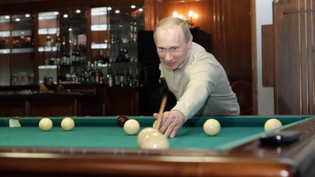 Vladimir Putin joga bilhar em um resort em Sóchi no Mar Negro em dezembro de 2010 Vladimir Putin joga bilhar em um resort em Sóchi no Mar Negro em dezembro de 2010