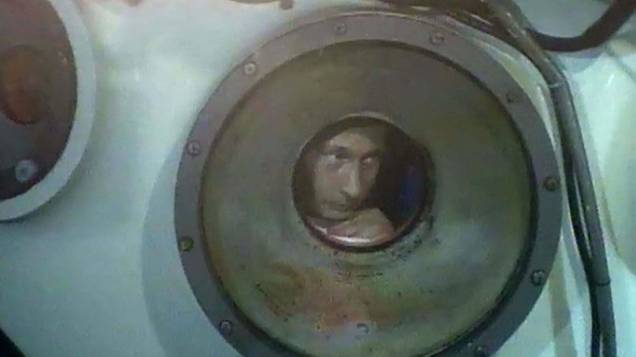Vladimir Putin dentro do submarino "Mir-1" durante mergulho nas profundezas do lago Baikal na Sibéria em agosto de 2009 Vladimir Putin dentro do submarino "Mir-1" durante mergulho nas profundezas do lago Baikal na Sibéria em agosto de 2009