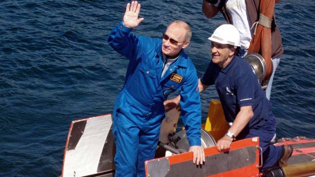 Vladimir Putin no submarino "Mir-1" no lago Baikal na Sibéria em agosto de 2009 Vladimir Putin no submarino "Mir-1" no lago Baikal na Sibéria em agosto de 2009
