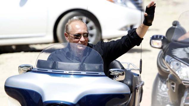 Vladimir Putin em uma Harley Davidson durante o encontro de motoqueiros russos e ucranianos em julho de 2010 Vladimir Putin em uma Harley Davidson durante o encontro de motoqueiros russos e ucranianos em julho de 2010