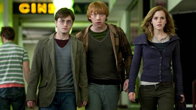 Nove anos depois, em 2010, Harry Potter (Daniel Radcliffe), Ron Weasley (Rupert Grint), Hermione Granger (Emma Watson), em <em>Harry Potter e as Relíquias da Morte</em> Nove anos depois, em 2010, Harry Potter (Daniel Radcliffe), Ron Weasley (Rupert Grint), Hermione Granger (Emma Watson), em <em>Harry Potter e as Relíquias da Morte</em>