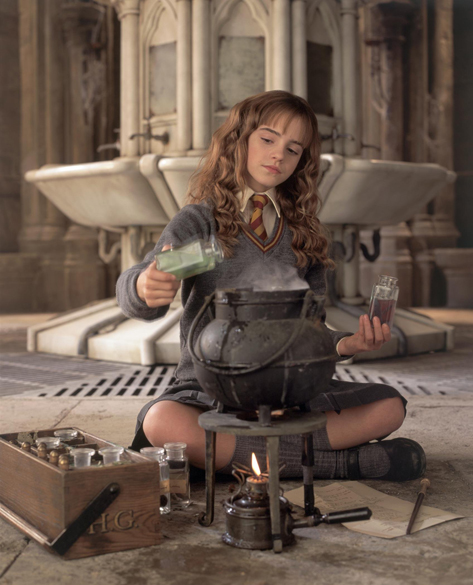 Emma Watson, Hermione Granger, em cena de <em>Harry Potter e a Câmara Secreta</em>, 2002 Emma Watson, Hermione Granger, em cena de <em>Harry Potter e a Câmara Secreta</em>, 2002