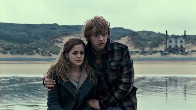 Ron Weasley (Rupert Grint) e Hermione Granger (Emma Watson) em cena de <em>Harry Potter e as Relíquias da Morte</em>, 2010 Ron Weasley (Rupert Grint) e Hermione Granger (Emma Watson) em cena de <em>Harry Potter e as Relíquias da Morte</em>, 2010