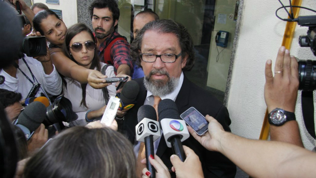 O advogado Antônio Carlos de Almeida Castro, conhecido como Kakay, representa Carolina Dieckmann no caso do vazamento das fotos íntimas da atriz O advogado Antônio Carlos de Almeida Castro, conhecido como Kakay, representa Carolina Dieckmann no caso do vazamento das fotos íntimas da atriz