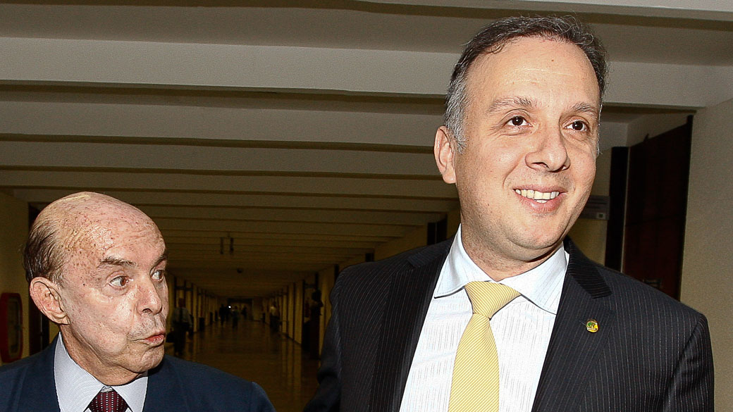 O deputado Aguinaldo Ribeiro, líder do PP na Câmara, ao lado do senador Francisco Dornelles, após conversa com a presidente Dilma Rousseff, no Palácio do Planalto