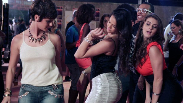 Aisha (Dani Moreno) aprende pagofunk com a irmã Lurdinha (Bruna Marquezine)
