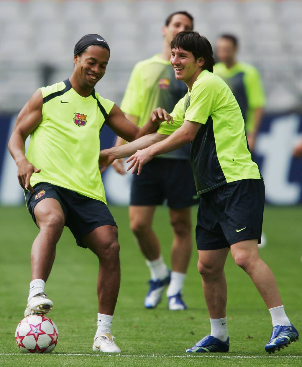 Ronaldinho Ga&uacute;cho e Messi durante treino do Barcelona em 2006