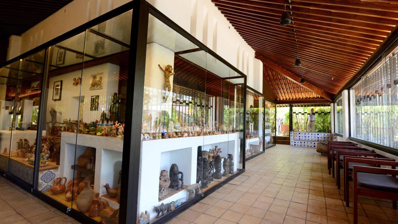 A casa onde Jorge Amado morou os últimos 37 anos de sua vida, na rua Alagoinhas número 33, no Rio Vermelho, é aberta ao público como memorial após reforma feita pela Prefeitura do Salvador em parceria com a Fundação Jorge Amado e a família Amado