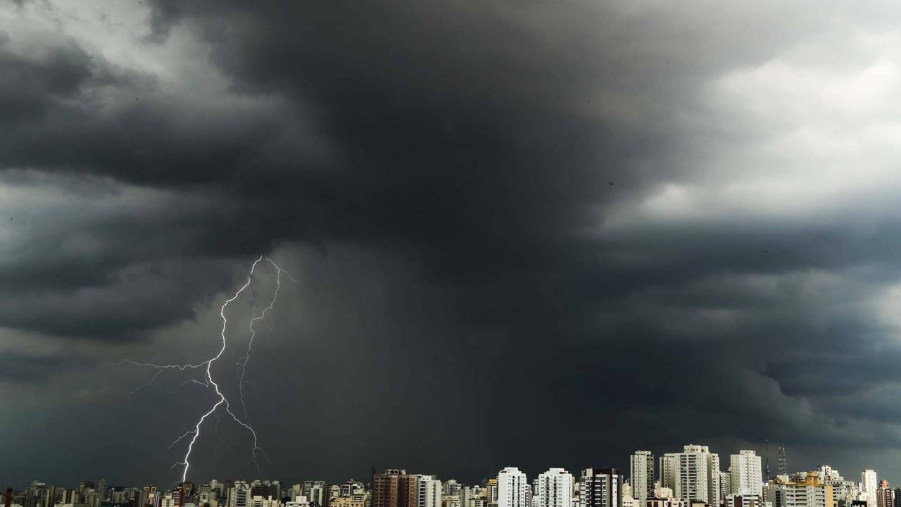 Nuvens carregadas e muitos raios são vistos na região da Lapa, zona oeste de São Paulo, (SP)