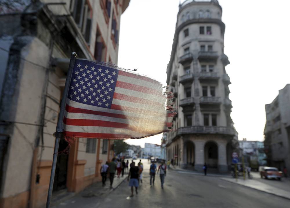 Bandeirinha dos Estados Unidos é vista em carro, na cidade de Havana, em Cuba
