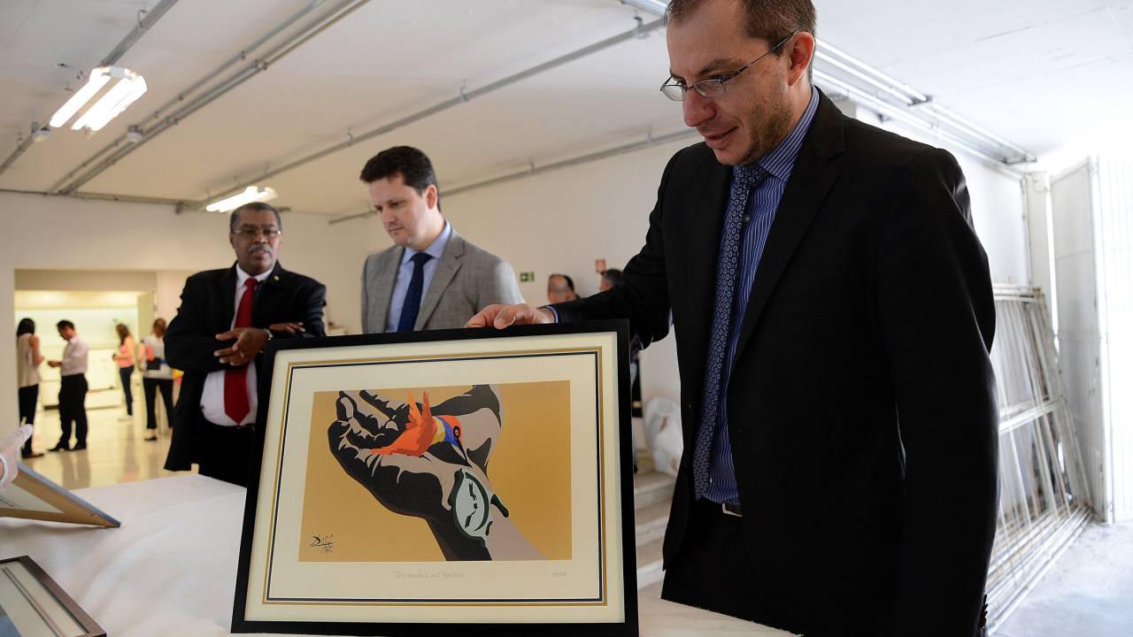 Delegado Marcio Anselmo avalia gravura de Salvador Dali