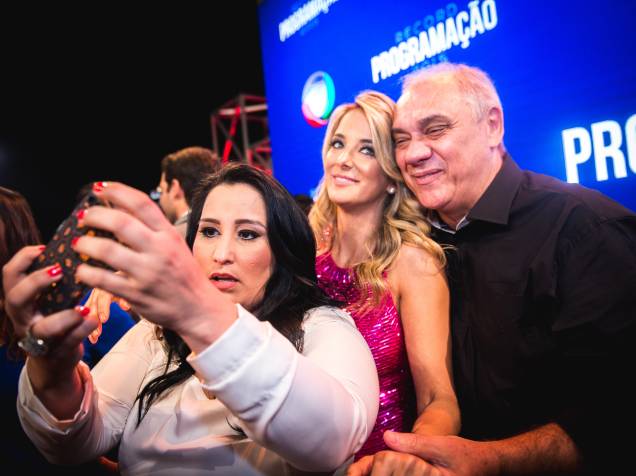 Fabiola Reipert, Marcelo Rezende e Ticiane Pinheiro fazem pose para uma selfie Fabiola Reipert, Marcelo Rezende e Ticiane Pinheiro fazem pose para uma selfie