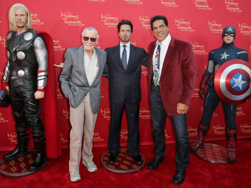 Stan Lee ao lado de personagens criadas ao longo de sua carreira, recriadas no Museu de cera Madame Tussauds, em Hollywood Stan Lee ao lado de personagens criadas ao longo de sua carreira, recriadas no Museu de cera Madame Tussauds, em Hollywood