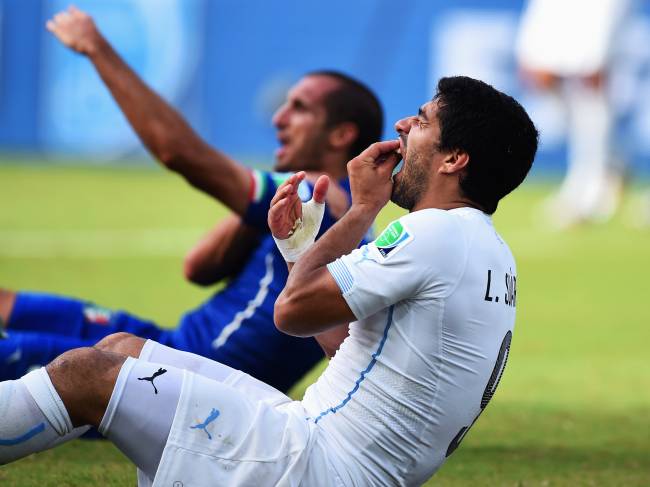 24/06/2014 - O jogador do Uruguai, Luis Suarez, e Giorgio Chiellini, da Itália, após a polêmica mordida durante a Copa do Mundo da FIFA Brasil, no estádio das Dunas, em Natal