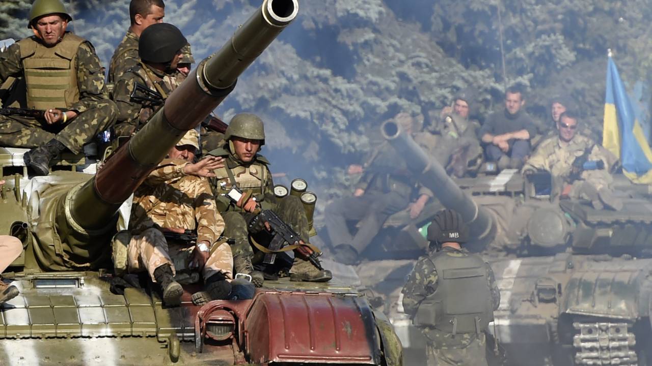 Soldados do exército ucraniano são vistos em um tanque de guerra numa estrada perto de onde separatistas pró-Rússia movimentam artilharia pesada. Autoridades nacionais e rebeldes entraram em um acordo na manhã desta sexta-feira (05) para um cessar-fogo após quase cinco meses de um conflito que abalou relações entre a Rússia e o Ocidente em sua pior crise desde a guerra Fria