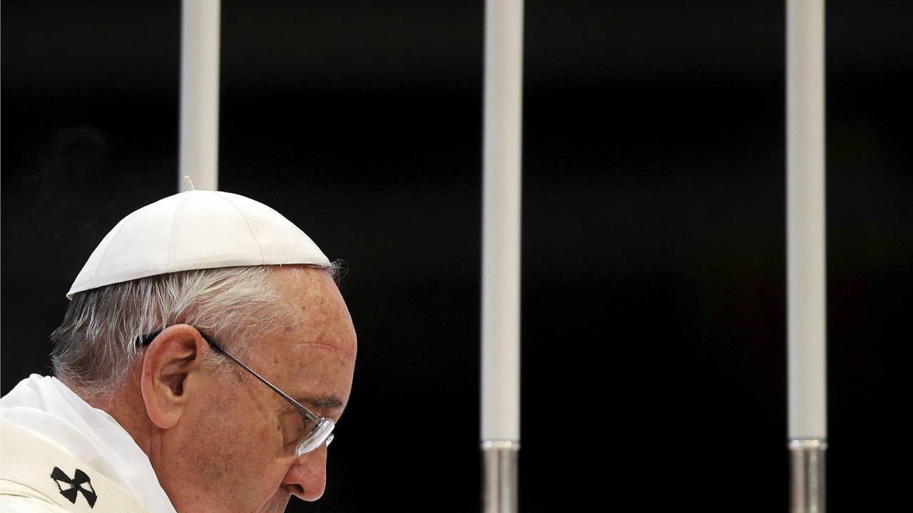 Papa Francisco chega para presidir uma missa especial para a abertura da Assembleia Geral da Caritas Internationalis na Basílica de São Pedro, no Vaticano - 12/05/2015