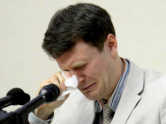 Otto Frederick Warmbier durante conferência em Pyongyang, na Coreia do Norte. O estudante norte-americano está detido desde janeiro, acusado de