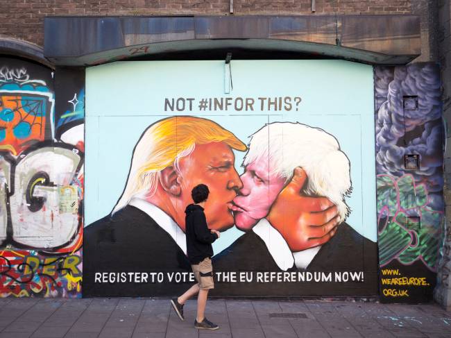 alx_imagens-do-dia-donald-trump-boris-johnson-bristol-muro-caricatura-beijo-20160524-26_original.jpeg Desenho em muro mostra Donald Trump e Boris Johnson se beijando