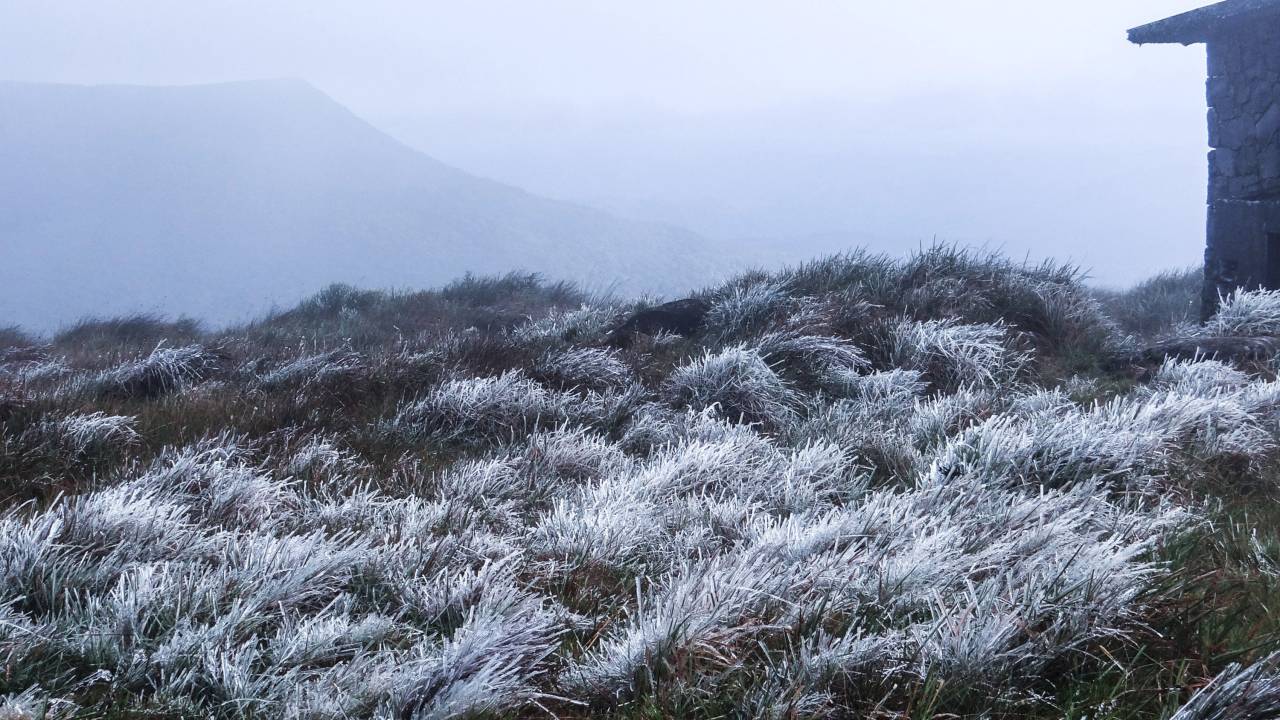 Frio congela a paisagem no Morro das Torres, Santa Catarina