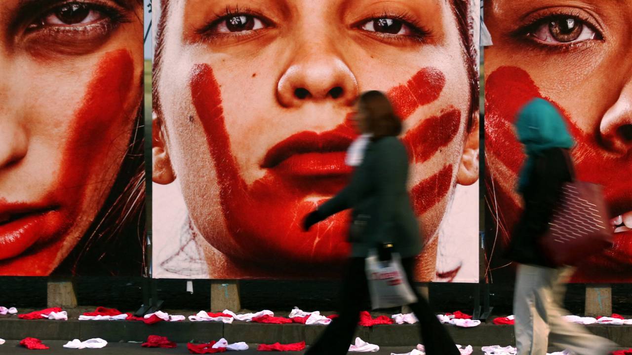 Fotógrafo Marcio Freitas expõe suas fotos no vão livre do MASP, em protesto contra o estupro e a violência contra a mulher
