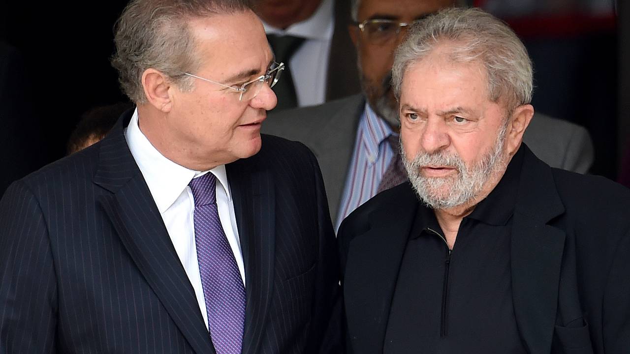 O ex presidente Luiz Inácio Lula da Silva e o presidente do Senado, Renan Calheiros (PMDB-AL), acompanhados de vários parlamentares, deixam a residência oficial do Senado após reunião. Eles posaram para fotos com um exemplar da Constituição Federal, nesta quarta-feira (09)