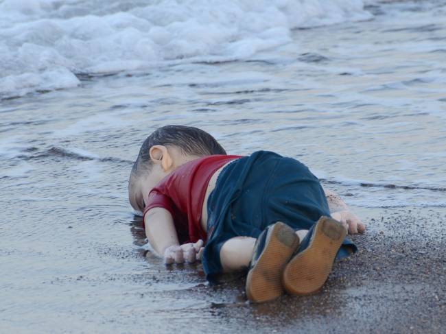alx_mundo-menino-refugiado-morto-20150902-03_original-1.jpeg Aylan Kurdi, 3, morto por afogamento em uma praia dos principais destinos turísticos da Turquia. A criança era um dos 12 refugiados sírios que morreram afogados tentando chegar à ilha grega de Kos - 02/09/2015