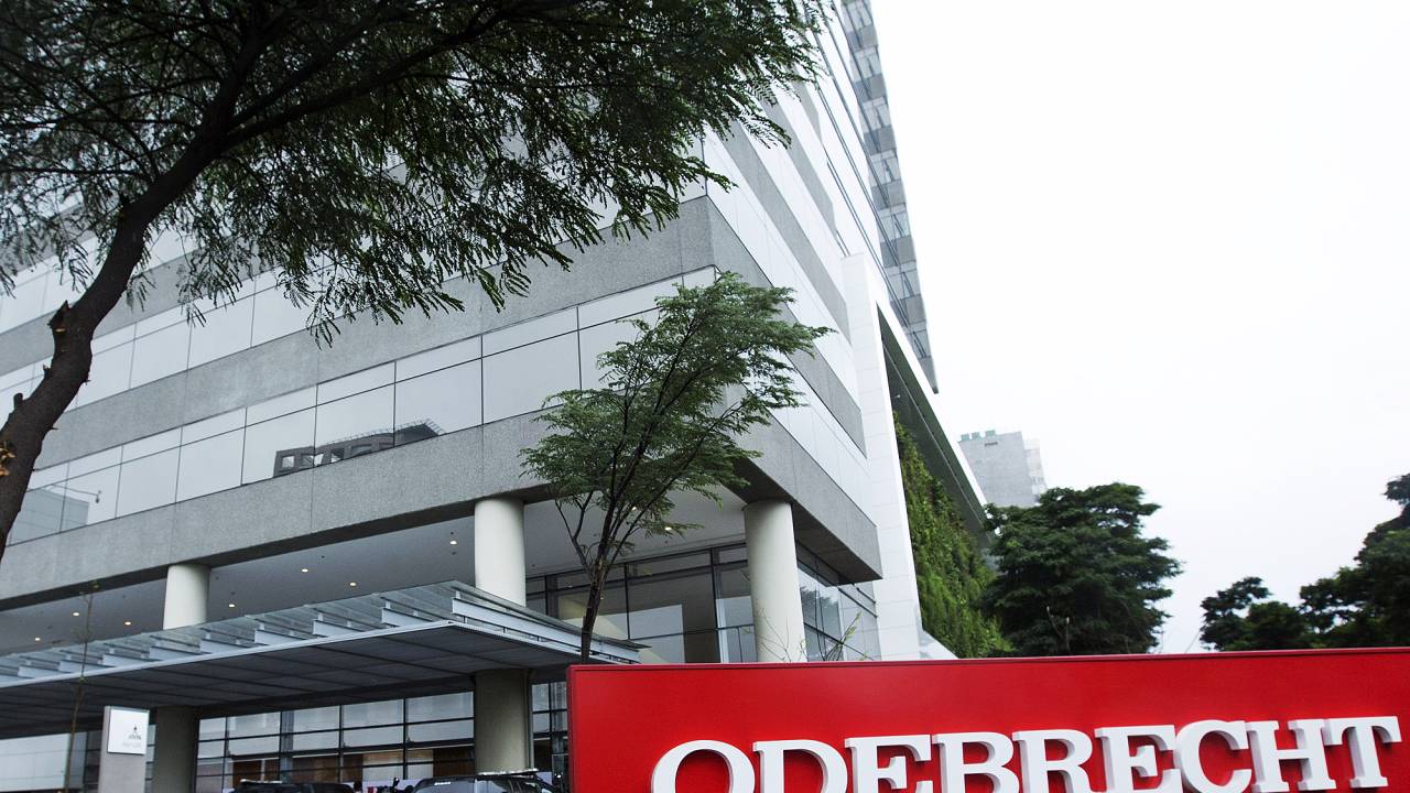 A Polícia Federal cumpre mandados de busca e apreensão durante operação no escritório da Construtora Odebrecht, na Zona Oeste de São Paulo, nesta sexta-feira (19)