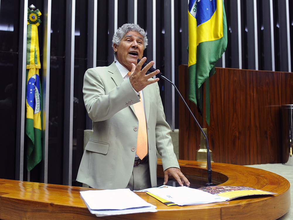 Candidato ao Senado pelo Rio amanhece com corpos no quintal de casa