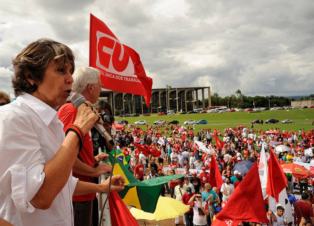 CUT e Centrais Sindicais manifestam no gramado do Congresso