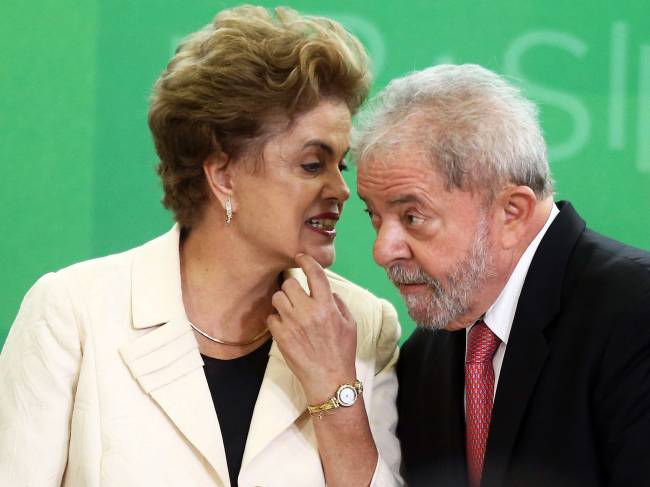 A presidente Dilma Rousseff e o ex- presidente Luiz Inácio Lula da Silva durante a cerimônia de posse dos novos ministros no Palácio do Planalto, em Brasília