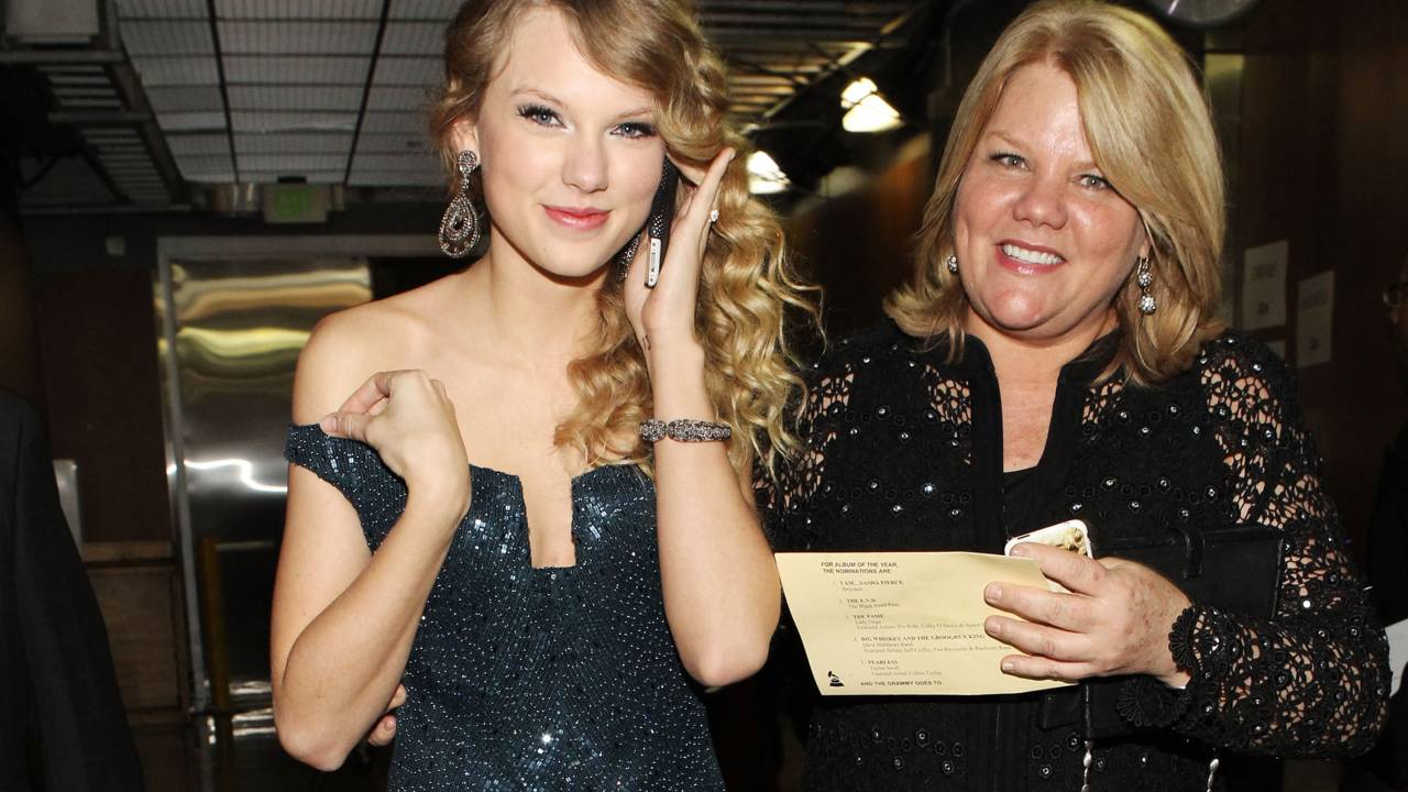 A cantora Taylor Swift ao lado de sua mãe, Andrea Finlay