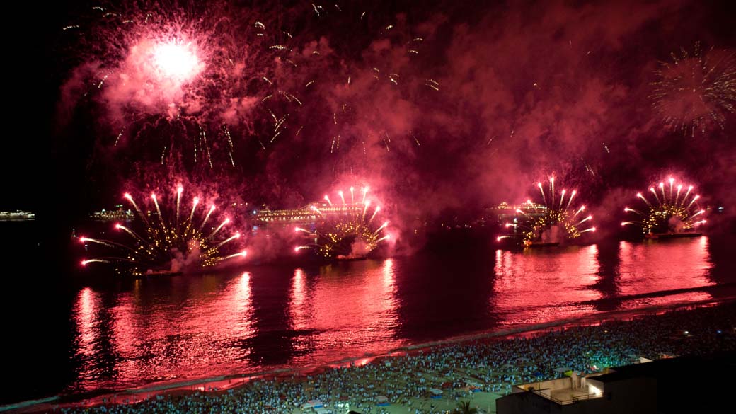 Queima de fogos durante Revéillon na praia de Copacabana, Rio de Janeiro