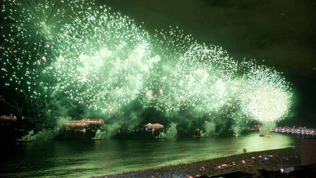 Queima de fogos durante Revéillon na praia de Copacabana, Rio de Janeiro