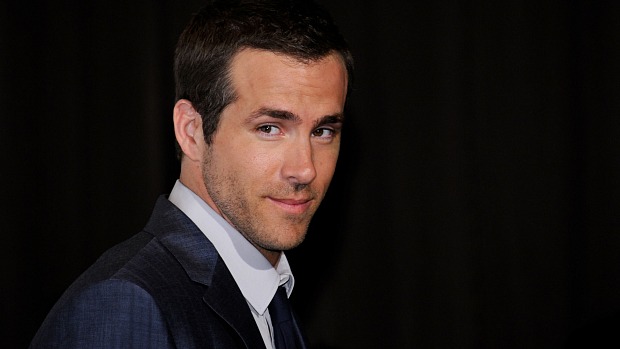 Público derruba grade em cima do ator Ryan Reynolds na Comic Con