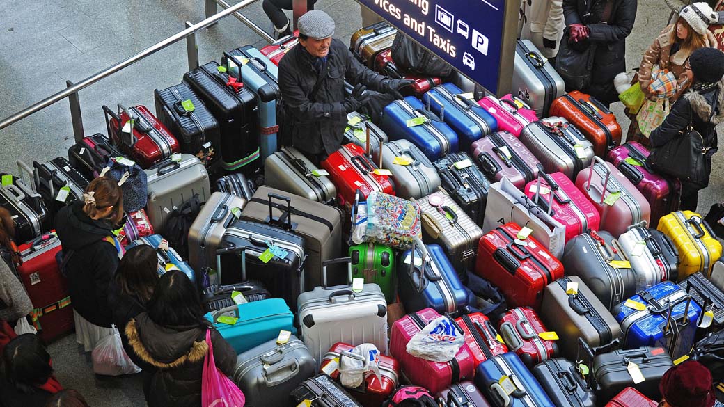 Bagagem na estação ferroviária St Pancras, em Londres. Devido às nevascas na Europa, centenas de voos atrasaram e foram cancelados